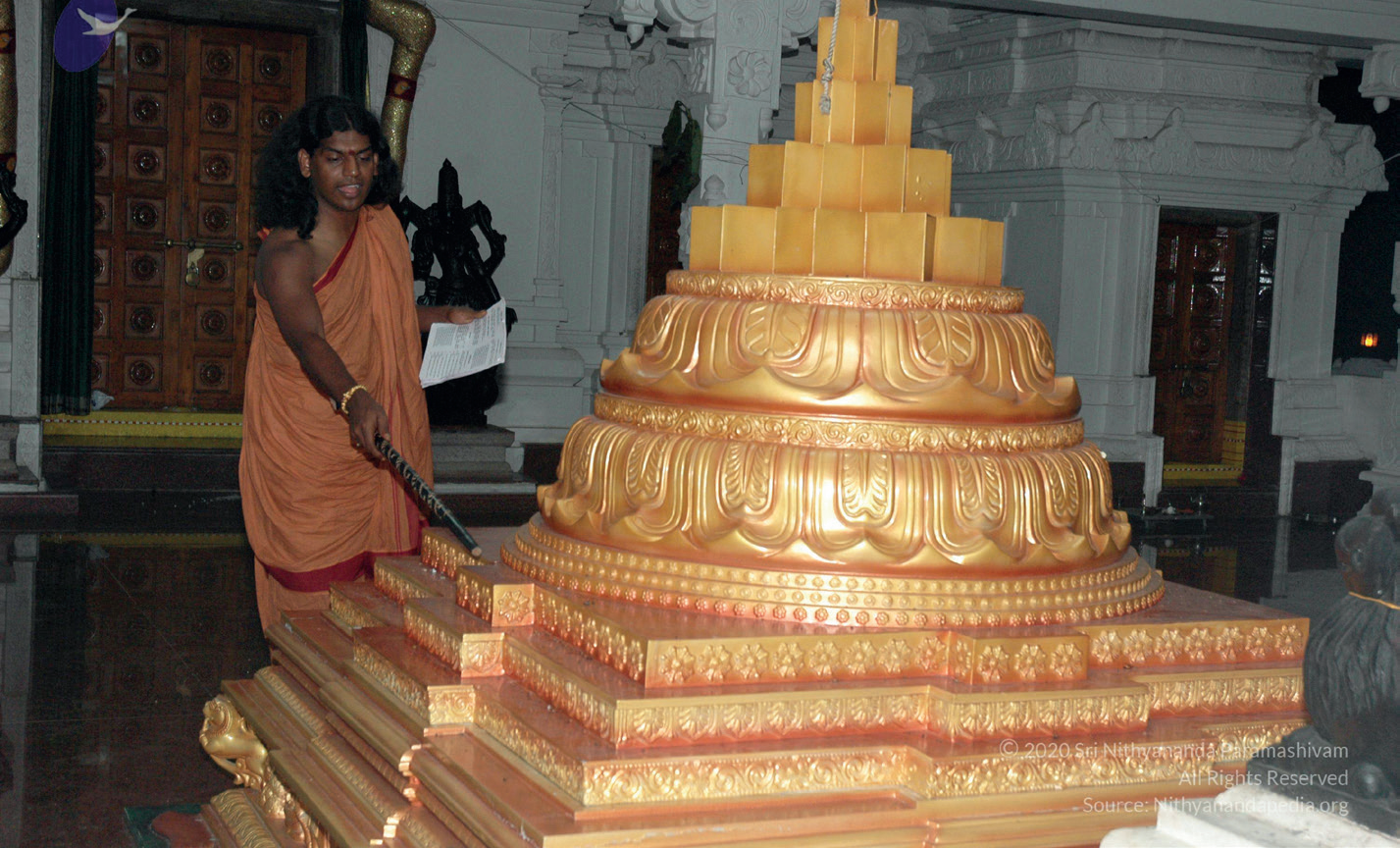 THE SPH installing the Meru, gifted by Kanchi