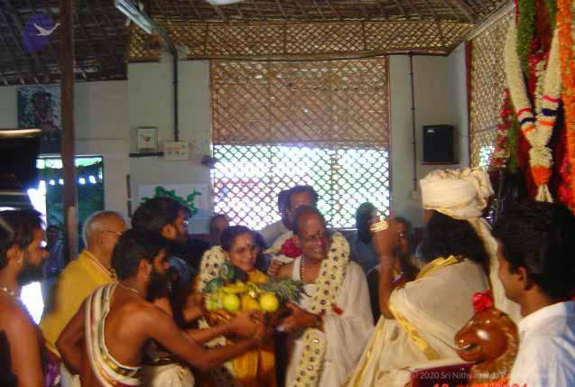 The SPH blessing the representatives of Sathya Sai