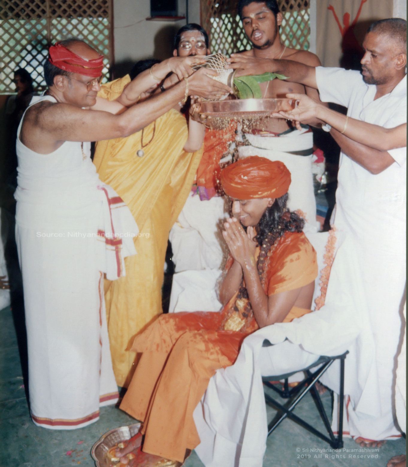 The emissaries of Śri Sathya Sai Baba perform the traditional coronation ceremony (pattabhishekam) o