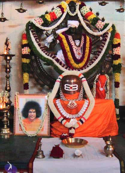 The photo of Sathya Sai Baba with the deities in Adi Kailasa